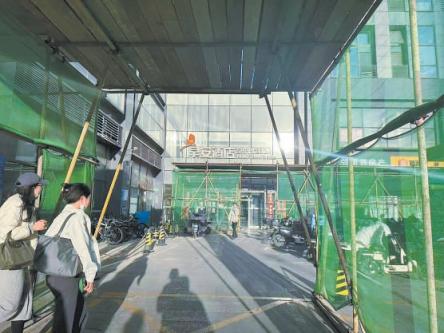 易云达 追踪|玻璃幕墙接连坠落的银座商住楼，357块高危玻璃将全部换新！